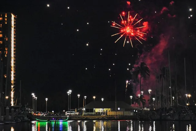 Waikiki Gondola Cruise with Fireworks - Image 5