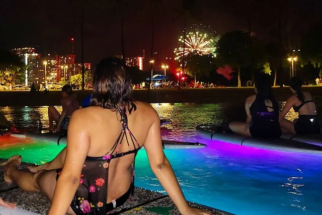 Honolulu SUP Yoga and Fireworks 90 Min - Image 3