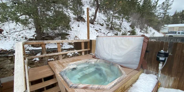 Denver Red Rocks Nature Hike and Hot Spring Soak - Image 4