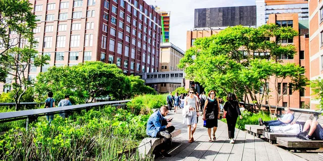 New York City Walking Tour: Hudson Yards, High Line & Greenwich Village - Image 6