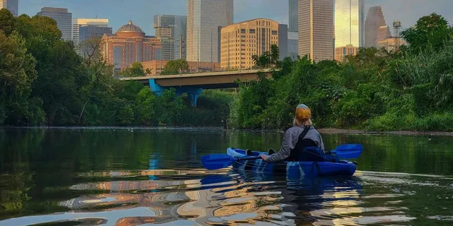 Houston Sunset Skyline Kayak Tour - Image 2