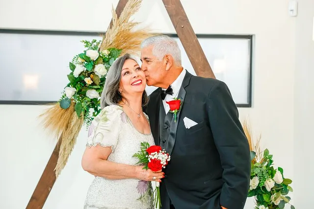 Las Vegas Wedding at The Little Vegas Chapel 30 min - Image 3