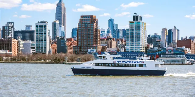 New York City Hudson & East Rivers Guided Cruise - Image 3