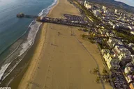 Los Angeles Helicopter Tour: Beaches & City 50 Min thumbnail 4