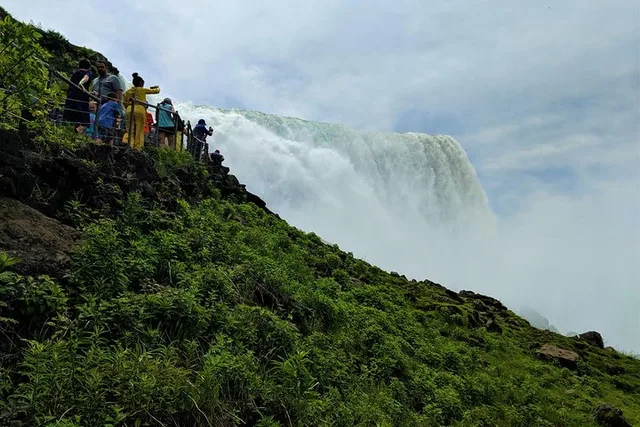 Niagara Falls US Tour with Boat Ride and Cave - Image 3