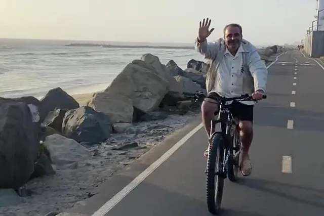 Marina del Rey e-Bike Coastal Beach Tour - Image 3