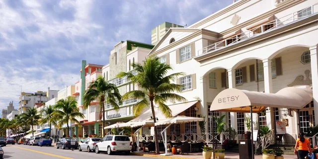 Miami South Beach Walking Tour with Lincoln Road and Espanola Way - Image 6