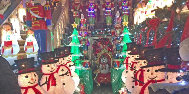 Brooklyn Dyker Heights Christmas Lights Walking Tour - Image 2