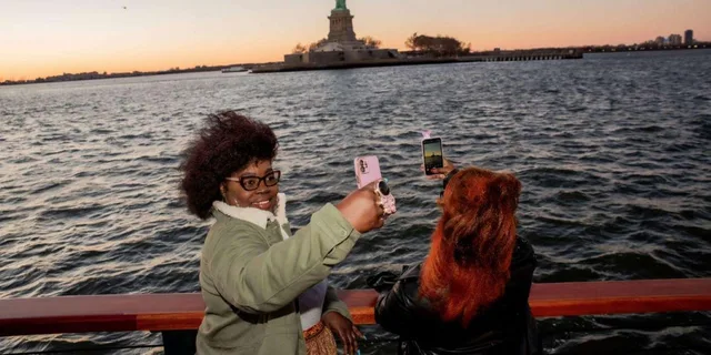 New York City Sailboat Tour at Night - Image 6