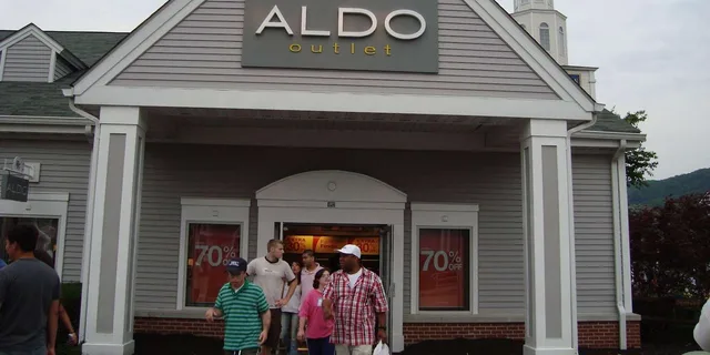 New York City Shopping Tour at Woodbury Outlets - Image 3