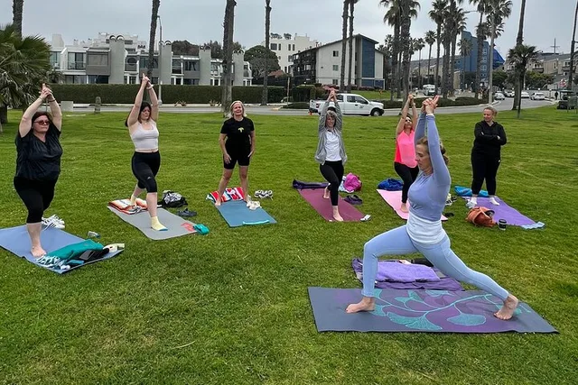 Santa Monica Beach Vinyasa Yoga Class in French - Image 6