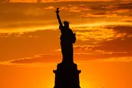 Manhattan Speedboat Tour for Up to 12 Passengers thumbnail 2