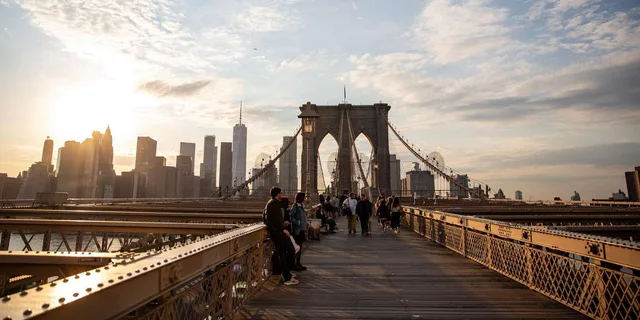New York City Walking Tour Williamsburg DUMBO Brooklyn Bridge 4 hr - Image 2