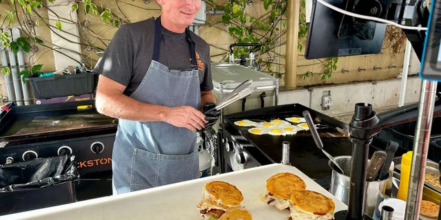 West Palm Beach Food Tour in the Market - Image 6