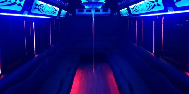 Las Vegas Party Bus Tour with Champagne Toast - Image 5