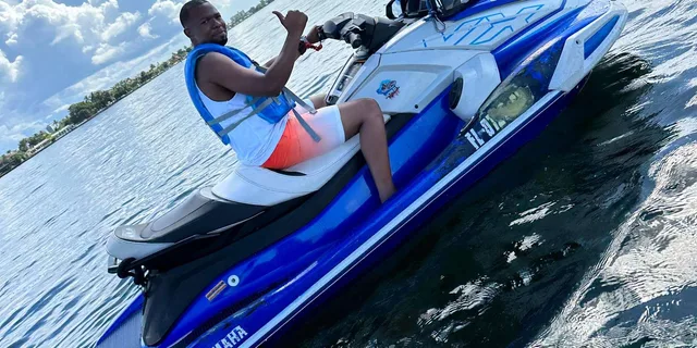 Miami Beach Boat Ride and Jet Ski Rental - Image 4