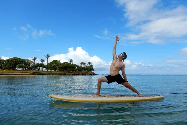 Honolulu Paddleboard Yoga Class 75 min - Image 3