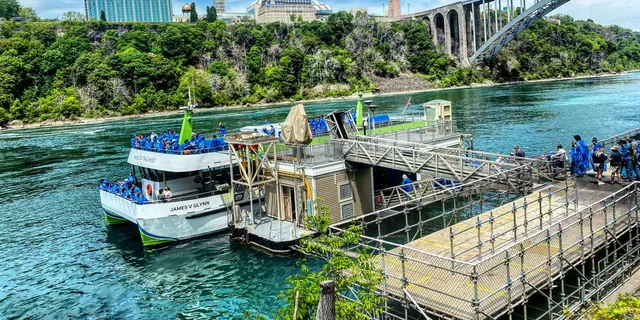 Niagara Falls Walking Tour and Maid of the Mist - Image 4