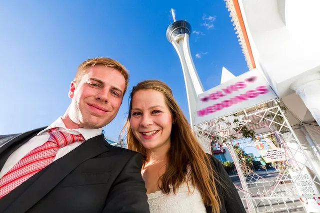 Las Vegas Romantic Walking Tour - Image 3