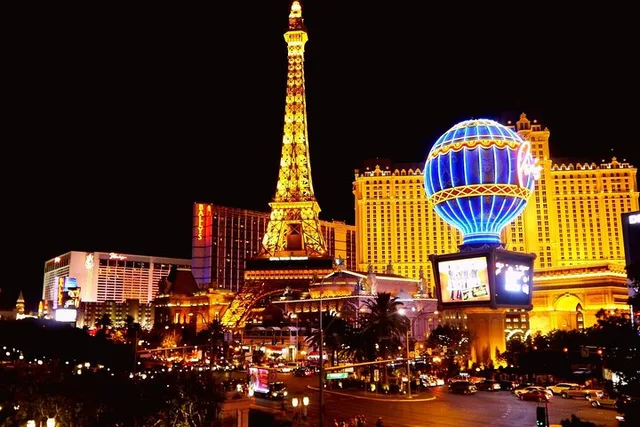 Las Vegas Downtown Sightseeing Tour - Image 6
