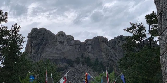 Mt Rushmore Monument Tour with Crazy Horse and Custer State Park - Image 3