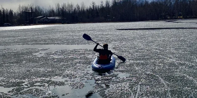 Palmer Kayaking Experience in Cold Weather - Image 5
