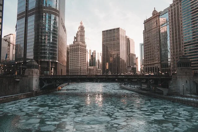 Chicago Sightseeing Transfer by Stretch Limo - Image 6