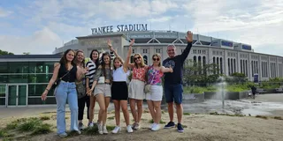 New York Contrasts Tour in Spanish