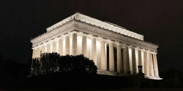Washington, D.C. Monuments & Memorials Night Walking Tour - Image 6