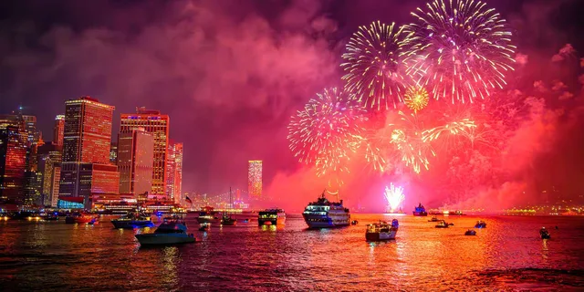 NYC Fireworks Dinner Cruise with Open Bar 4 hr - Image 6