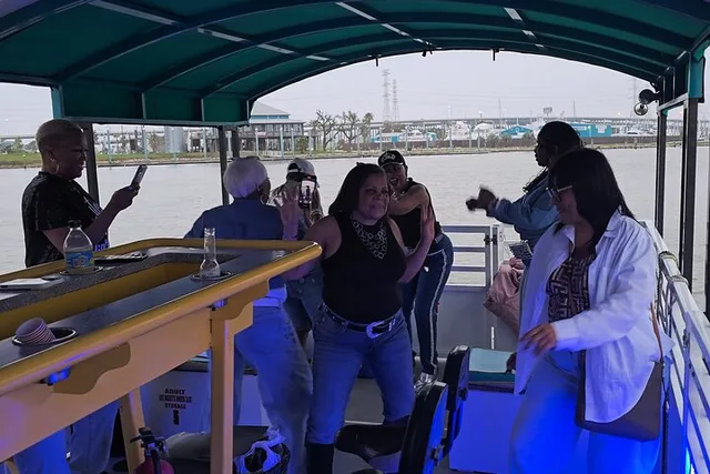 Austin Party Boat on Lake Travis - Image 4