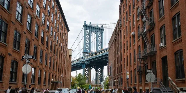 Brooklyn DUMBO Open-top Bus and Walking Tour - Image 6