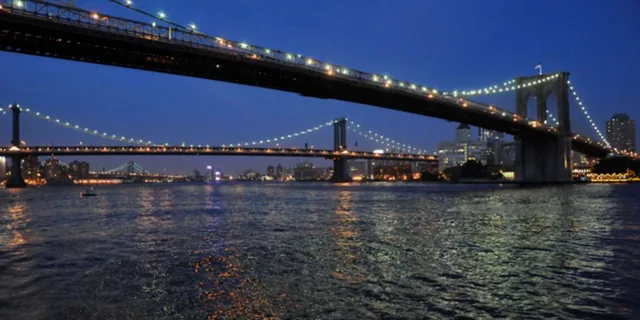 New York City Fireworks Cruise with Gourmet Hors D’oeuvres 4.5 hr - Image 4