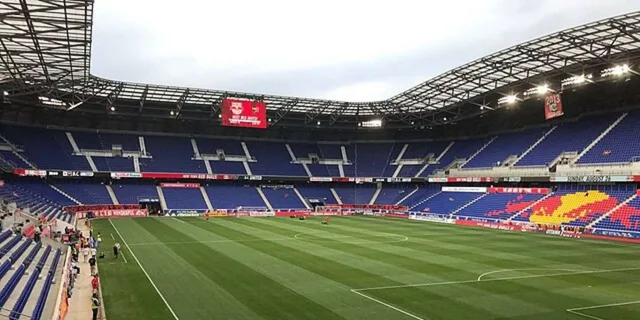 New York Sports Game Experience - Image 3