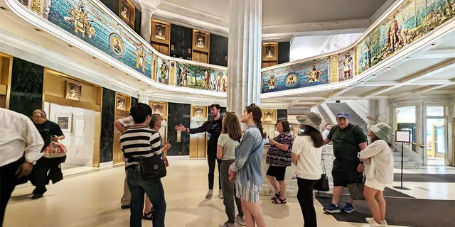 Chicago Architecture Interiors Tour - Image 2
