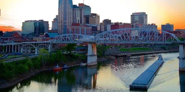 Nashville City Tour with Local Singer-Songwriter 2 hr - Image 2