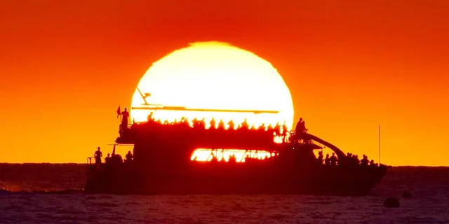Kailua Kona Historical Dinner Cruise to Kealakekua Bay - Image 1