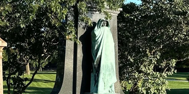 Chicago Graceland Cemetery Walking Tour - Image 4