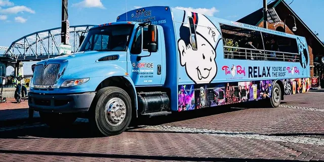 Nashville Party Bus with DJ - Image 4