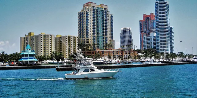 Miami Boat Tour: Mansions & Skyline - Image 1