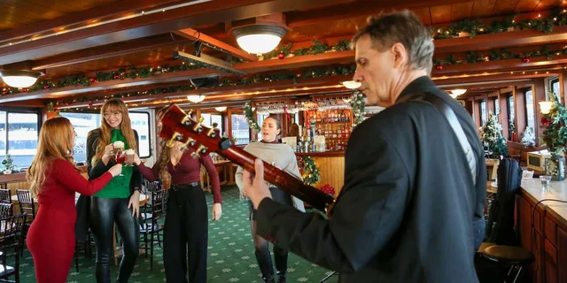 Boston Cocoa and Carols Holiday Cruise 1.5 hr - Image 6