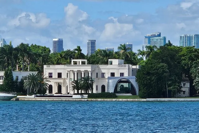 Miami Sightseeing Cruise on a Yacht - Image 2