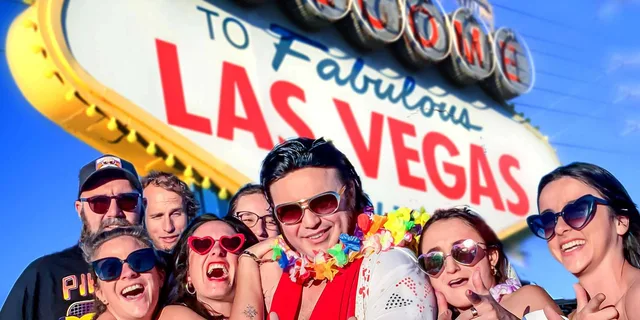 Las Vegas Elvis Wedding with Sign Photos 1 hr - Image 5