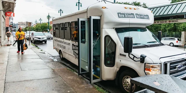 New Orleans Ghosts and Cemetery Bus Tour - Image 5
