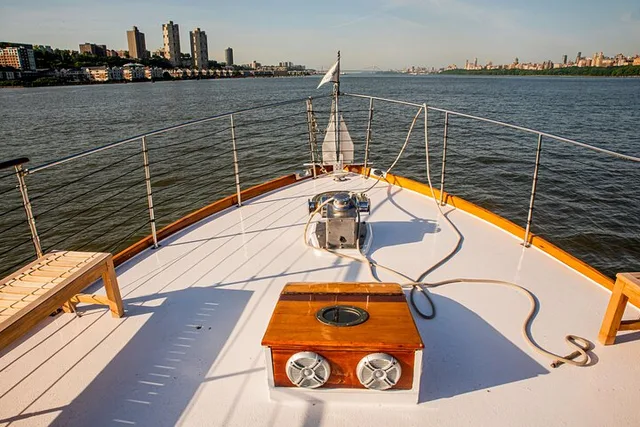New York Fall Foliage Yacht Cruise - Image 5