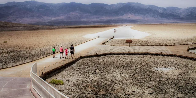 Las Vegas Death Valley Sunset and Stargazing Tour - Image 3