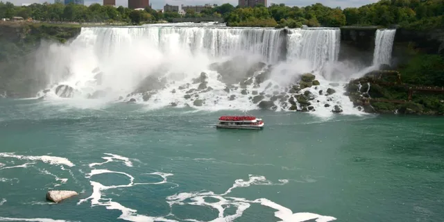 Niagara Falls Canada Tour with Boat Cruise & Tower - Image 6