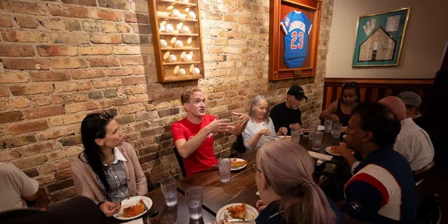 Chicago Loop Food Tour: Pizza, Dogs & Local Flavor 2 hr - Image 4