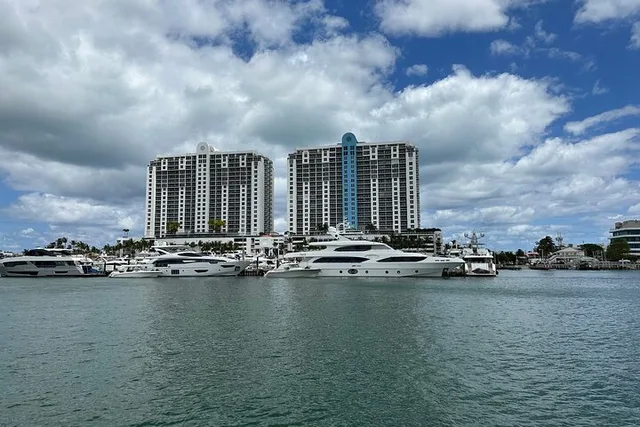 Miami Boat Cruise of Millionaire Homes - Image 5