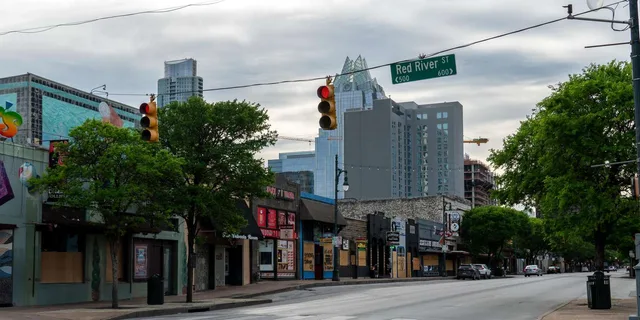 Austin Romantic Private Walking Tour - Image 4